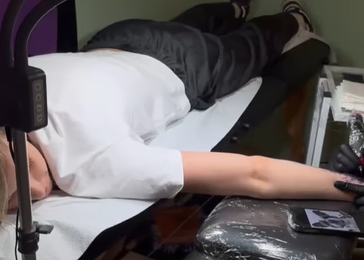 Federica Pellegrini si è tatuata tutti i suoi cani sul braccio Federica Pellegrini si è tatuata tutti i suoi cani sul braccio