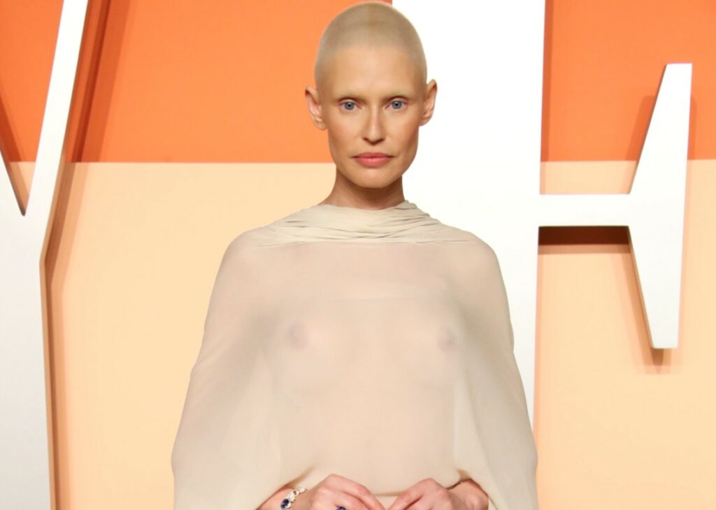 Bianca Balti stupisce sul red carpet a Los Angeles col seno a vista e le sopracciglia decolorate dopo la chemio: guarda