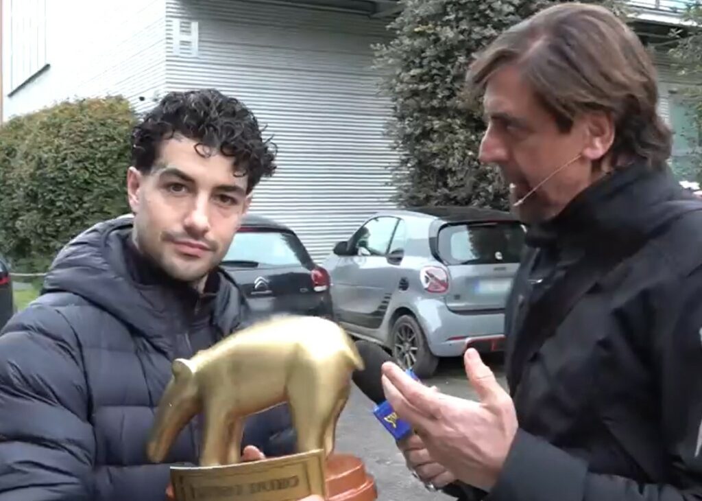 ''Sono stonato e non so cantare? Scanu non ha tutti i torti'': Tony Effe ammette le carenze canore mentre riceve il Tapiro di Striscia