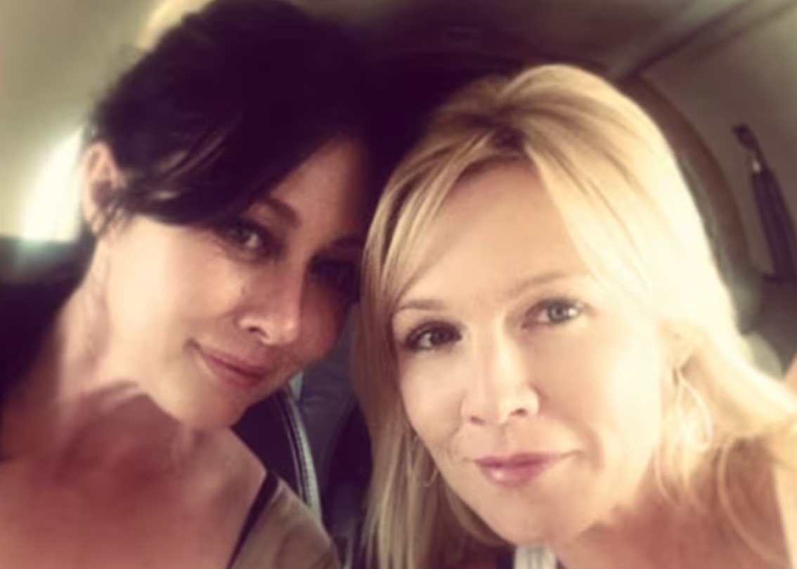 ''E’ sbagliato'': Jennie Garth contro gli Oscar dopo l’esclusione di Shannen Doherty dai tributi - Gossip.it | News sul Gossip e VIP