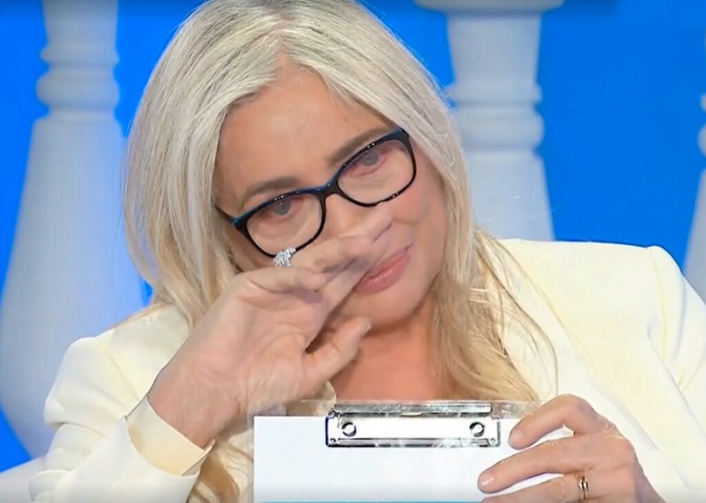 ''La speranza non deve morire'': Mara Venier si commuove in diretta tv parlando della malattia del marito Nicola Carraro ''La speranza non deve morire'': Mara Venier si commuove in diretta tv parlando della malattia del marito Nicola Carraro