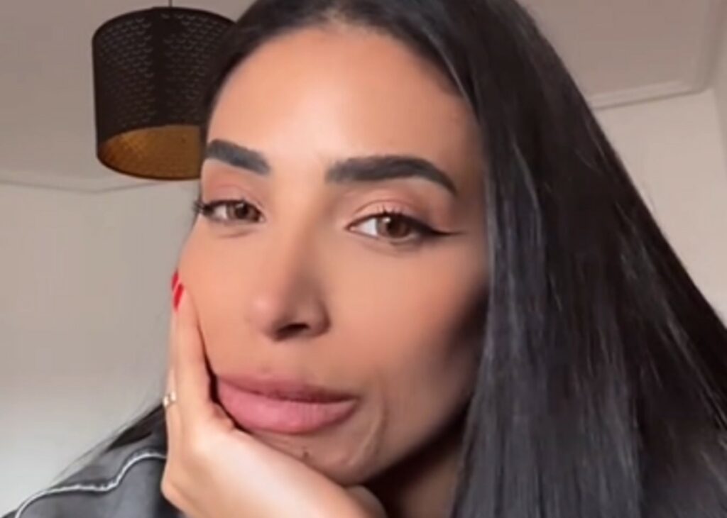 ''Mi sono venute delle grinze al seno rifatto, mi devo rioperare e sono in ansia'': l’ex di 'Temptation Island' dopo 8 anni rifarà la mastoplastica ''Mi sono venute delle grinze al seno rifatto, mi devo rioperare e sono in ansia'': l’ex di 'Temptation Island' dopo 8 anni rifarà la mastoplastica