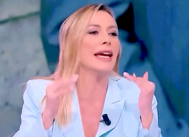 ''I social non sono un lavoro vero, fate ridere'': Karina Cascella torna a fare l'opinionista su Canale 5 e scatta la polemica con altre vip ''I social non sono un lavoro vero, fate ridere'': Karina Cascella torna a fare l'opinionista su Canale 5 e scatta la polemica con altre vip