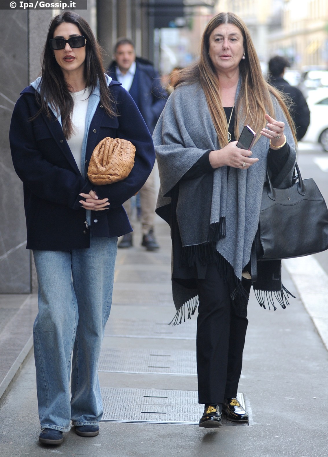 Cecilia Rodriguez nell'attesa che la cicogna spicchi il volo si dedica allo shopping di lusso con mamma Veronica a Milano: foto - Gossip.it | News sul Gossip e VIP