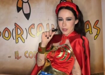 Aurora Ramazzotti vestita da Wonder Woman al compleanno dell'amica