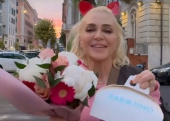 La festa a sorpresa per i 58 anni di Paola Barale