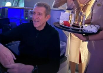 La sorpresa per il compleanno di Ezio Greggio sul volo per le Maldive
