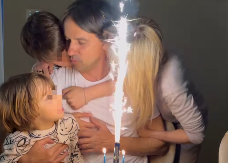 Simone Inzaghi festeggia 49 anni con la moglie e i figli Simone Inzaghi festeggia 49 anni con la moglie e i figli
