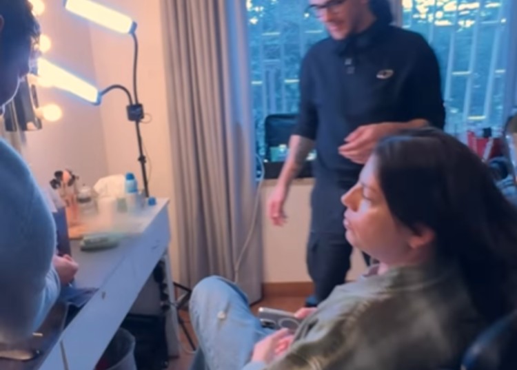 Emma Marrone e Stefano De Martino scherzano nei camerini di Stasera tutto è possibile Emma Marrone e Stefano De Martino scherzano nei camerini di Stasera tutto è possibile