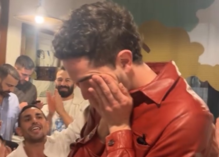 Tommaso Zorzi commosso in lacrime alla festa per i suoi 30 anni Tommaso Zorzi commosso in lacrime alla festa per i suoi 30 anni