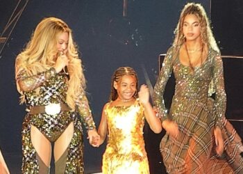 Le figlie di Beyoncé le rubano la scena al concerto di LA: guarda Rumi, 7 anni, e Blue Ivy, 13, sul palco con la mamma
