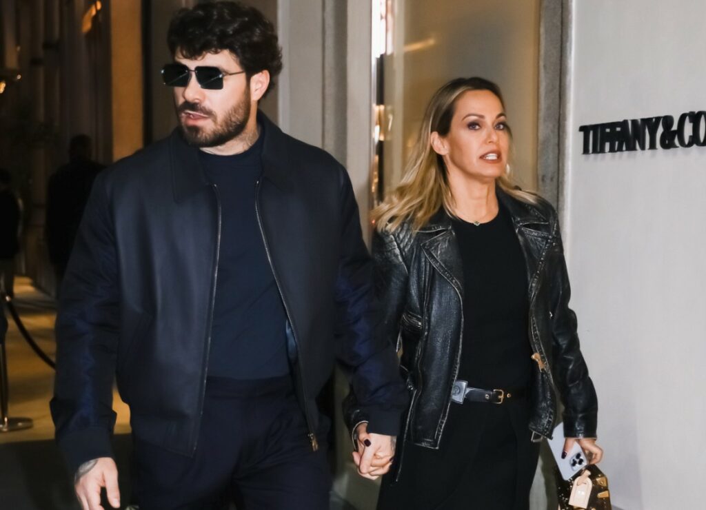Sonia Bruganelli e il compagno Angelo Madonia innamorati mano nella mano e con look coordinati nel centro di Milano: foto