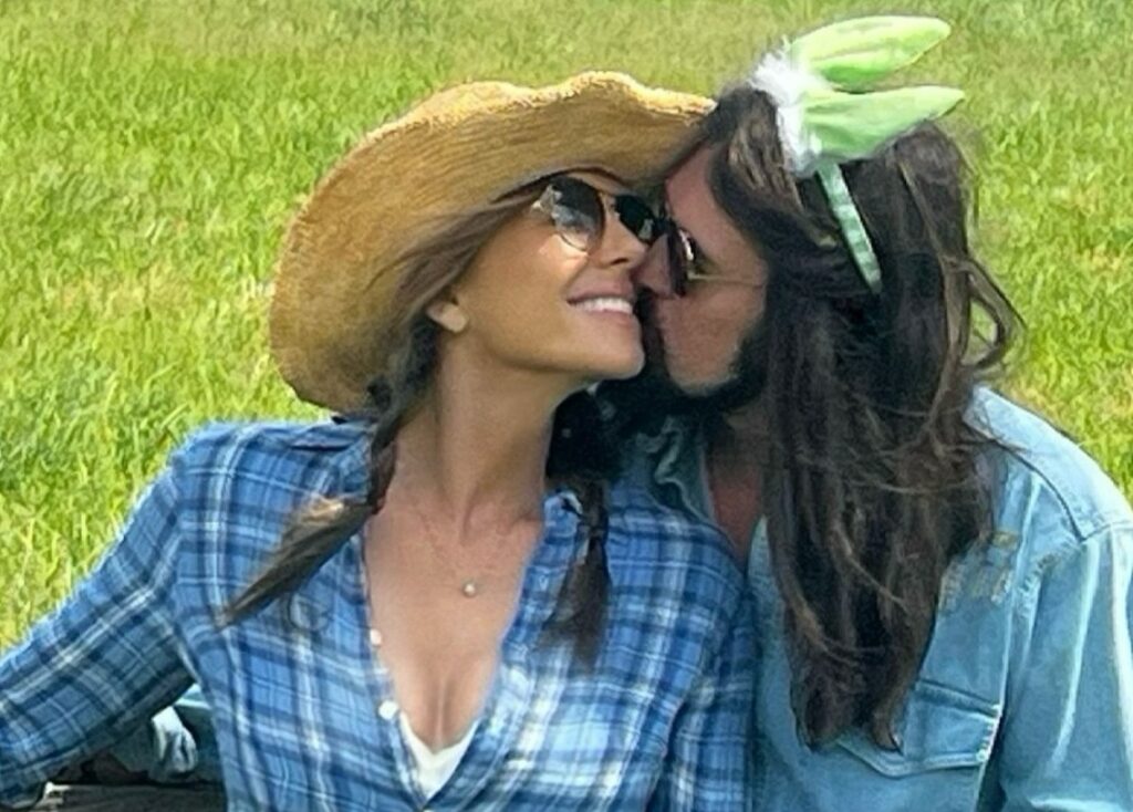 Il padre di Miley Cyrus e l’attrice Elizabeth Hurley sono una coppia? La foto fa scattare i gossip Il padre di Miley Cyrus e l’attrice Elizabeth Hurley sono una coppia? La foto fa scattare i gossip