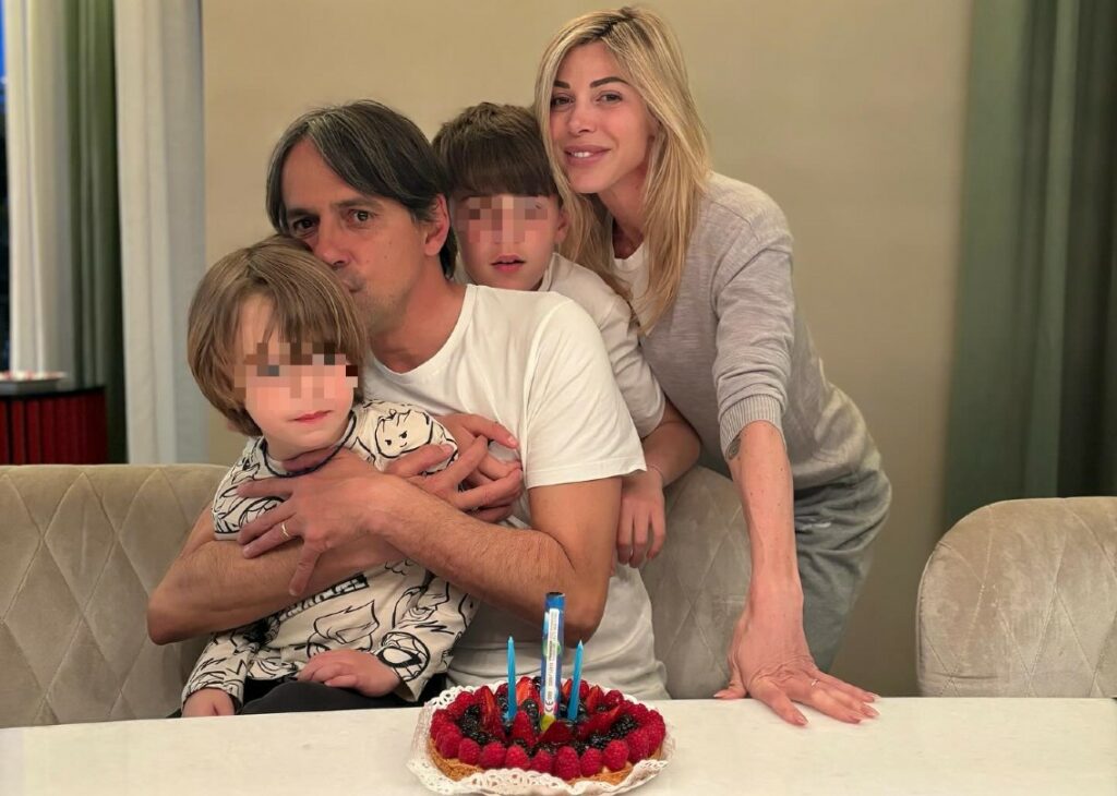 Simone Inzaghi festeggia 49 anni a casa con la moglie Gaia Lucariello e i figli Lorenzo e Andrea Simone Inzaghi festeggia 49 anni a casa con la moglie Gaia Lucariello e i figli Lorenzo e Andrea