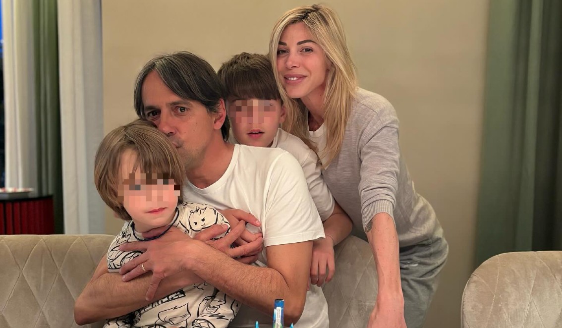 Simone Inzaghi festeggia 49 anni a casa con la moglie Gaia Lucariello e i figli Lorenzo e Andrea - Gossip.it | News sul Gossip e VIP