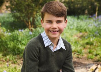 La foto del principino Louis ''sdentato'': il tenero scatto del figlio di William e Kate per il suo settimo compleanno, guarda