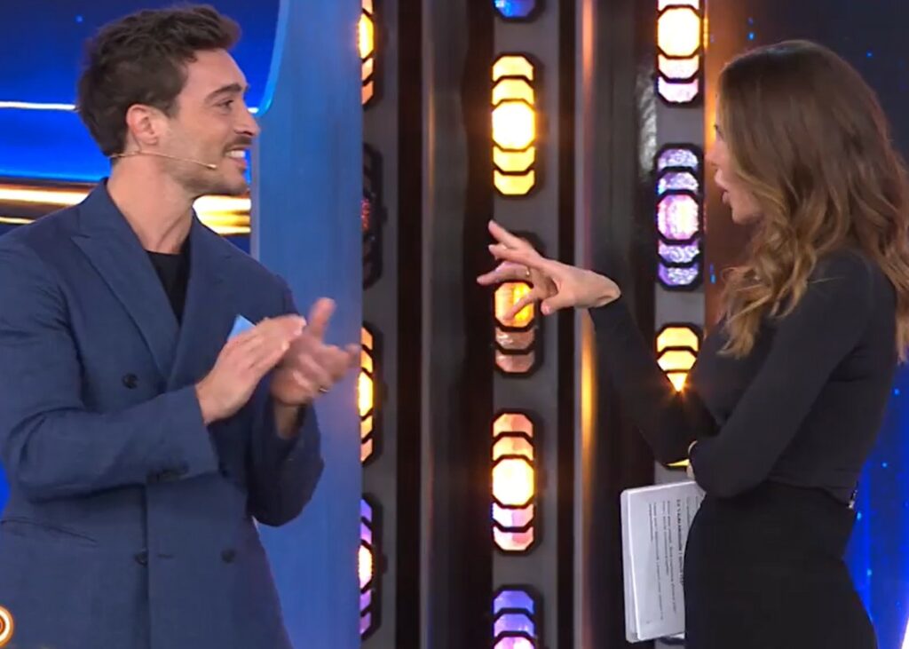 Parte 'The Couple' condotto da Ilary Blasi, Spinalbese, ex di Belen, ci prova in diretta con lei: ''Vorrei portarti a cena fuori'' Parte 'The Couple' condotto da Ilary Blasi, Spinalbese, ex di Belen, ci prova in diretta con lei: ''Vorrei portarti a cena fuori''