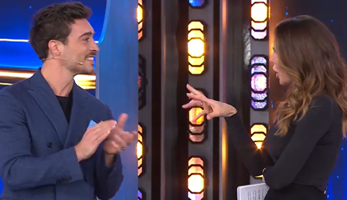 Parte 'The Couple' condotto da Ilary Blasi, Spinalbese, ex di Belen, ci prova in diretta con lei: ''Vorrei portarti a cena fuori'' - Gossip.it | News sul Gossip e VIP