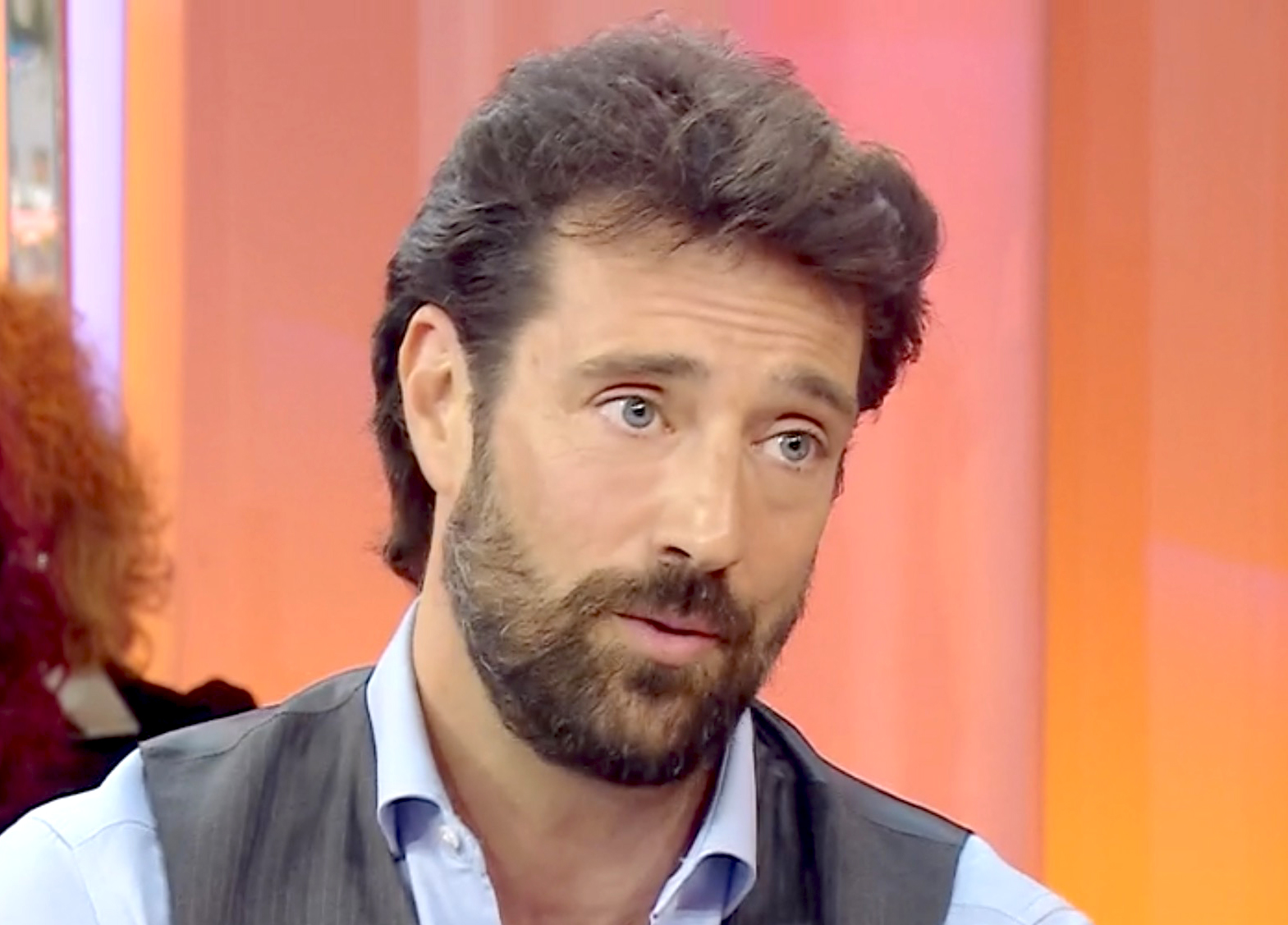 Manuel Casella ricorda in tv la relazione con Amanda Lear, che ha 40 anni più di lui: ''Ha fatto bene a lasciarmi'' - Gossip.it | News sul Gossip e VIP