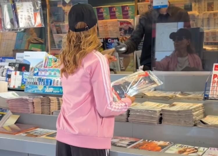 Barbara D'Urso corre a comprare il giornale con la sua intervista Barbara D'Urso corre a comprare il giornale con la sua intervista