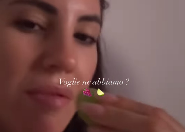 Giulia De Lellis mostra le sue 'voglie' di frutta in gravidanza