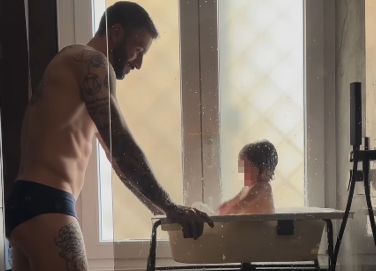 Andreas Muller fa il bagnetto alla figlia e si allaga tutto! Andreas Muller fa il bagnetto alla figlia e si allaga tutto!