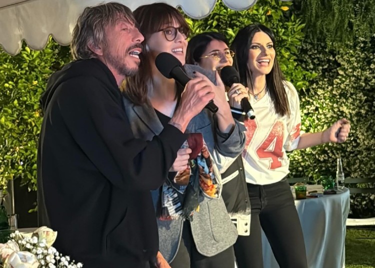 Laura Pausini si scatena al karaoke insieme a Paola Cortellesi e Giorgia Laura Pausini si scatena al karaoke insieme a Paola Cortellesi e Giorgia