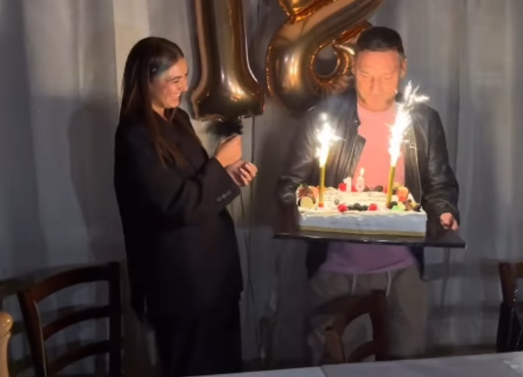 Chanel Totti compie 18 anni! La figlia di Francesco Totti e di Ilary Blasi festeggia con gli amici, il papà le porta la torta Chanel Totti compie 18 anni! La figlia di Francesco Totti e di Ilary Blasi festeggia con gli amici, il papà le porta la torta