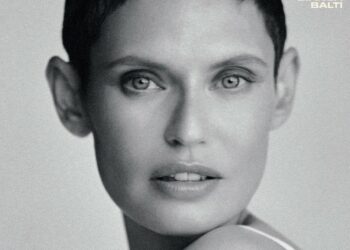 Bianca Balti torna sul set con i capelli ormai visibilmente ricresciuti: sulla copertina di un'edizione straniera di Vogue, guarda