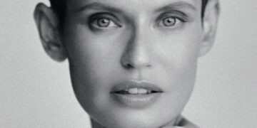 Bianca Balti torna sul set con i capelli ormai visibilmente ricresciuti: sulla copertina di un'edizione straniera di Vogue, guarda