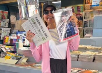 Barbara d'Urso orgogliosissima di essere sulla cover di '7' del Corriere: si mostra mentre compra il giornale in edicola, le parti salienti dell’intervista