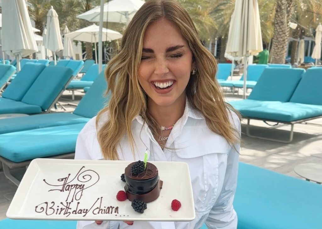Chiara Ferragni festeggia i 38 anni lontano dall'Italia: torta di compleanno in Medio Oriente mentre impazzano le polemiche sulla sua società, guarda Chiara Ferragni festeggia i 38 anni lontano dall'Italia: torta di compleanno in Medio Oriente mentre impazzano le polemiche sulla sua società, guarda
