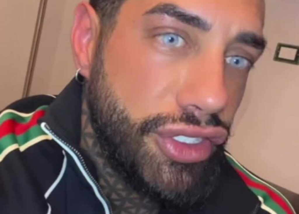 ''Sono 15 anni che non tocco una tetta vera'': Francesco Chiofalo spiega che tutte le sue ex hanno il seno rifatto ''Sono 15 anni che non tocco una tetta vera'': Francesco Chiofalo spiega che tutte le sue ex hanno il seno rifatto