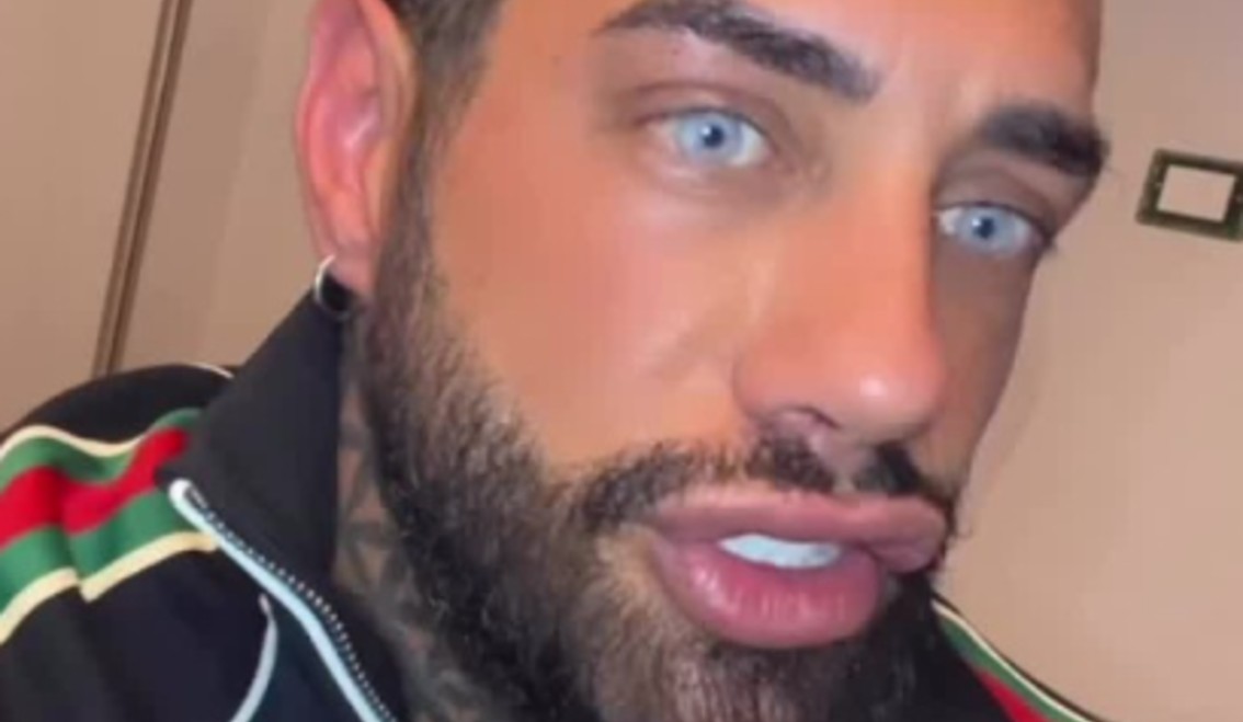 ''Sono 15 anni che non tocco una tetta vera'': Francesco Chiofalo spiega che tutte le sue ex hanno il seno rifatto - Gossip.it | News sul Gossip e VIP