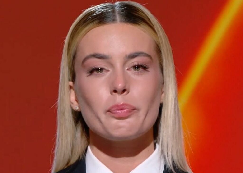 ''Lo amavo così tanto da restare anche quando stavo male'': Sophie Codegoni confessa commossa a Le Iene perché non ha denunciato prima Basciano ''Lo amavo così tanto da restare anche quando stavo male'': Sophie Codegoni confessa commossa a Le Iene perché non ha denunciato prima Basciano