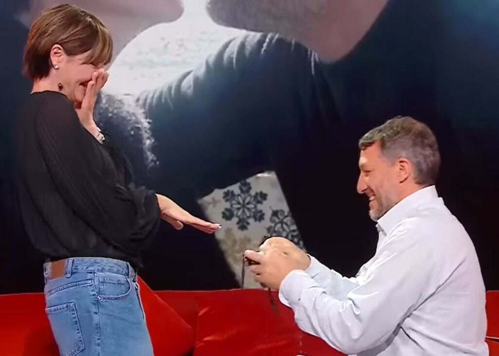 L'ex di 'Non è la Rai' ed ex gieffina Ilaria Galassi riceve la proposta di nozze in diretta tv davanti agli occhi complici di Caterina Balivo: guarda L'ex di 'Non è la Rai' ed ex gieffina Ilaria Galassi riceve la proposta di nozze in diretta tv davanti agli occhi complici di Caterina Balivo: guarda