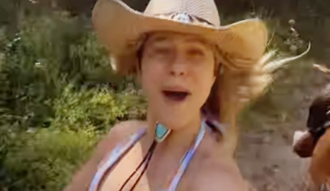 ''Latte shekerato'': Jacqueline Di Giacomo torna a cavalcare dopo il parto col seno in bikini, ride delle battute dei follower - Gossip.it | News sul Gossip e VIP