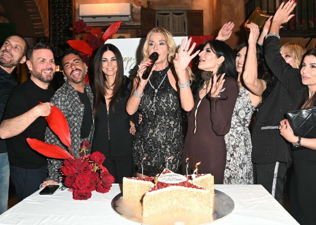 Valeria Marini, super party per i 58 anni con tantissime amiche vip: dalla Brandi al chirurgo Urtis col seno appena rifatto, foto Valeria Marini, super party per i 58 anni con tantissime amiche vip: dalla Brandi al chirurgo Urtis col seno appena rifatto, foto