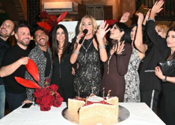Valeria Marini, super party per i 58 anni con tantissime amiche vip: dalla Brandi al chirurgo Urtis col seno appena rifatto, foto