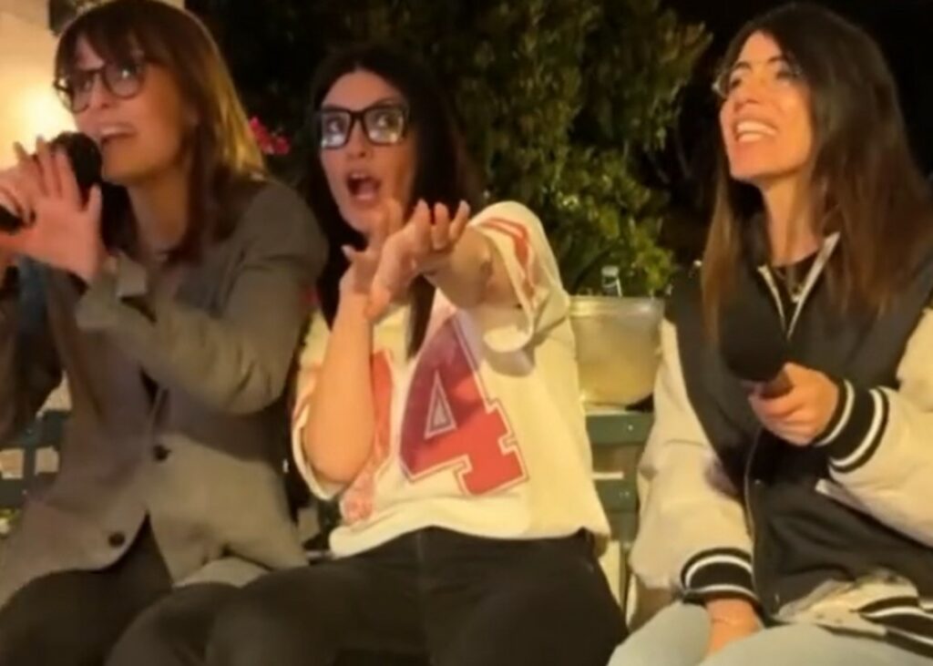 Laura Pausini festeggia 51 anni con le amiche del cuore Paola Cortellesi e Giorgia a Roma, si divertono come matte al karaoke: guarda Laura Pausini festeggia 51 anni con le amiche del cuore Paola Cortellesi e Giorgia a Roma, si divertono come matte al karaoke: guarda