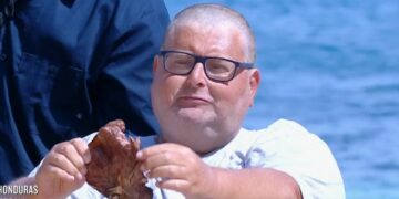 Mario Adinolfi irriconoscibile all'Isola dei Famosi: si fa rasare i capelli e si taglia la barba, guarda
