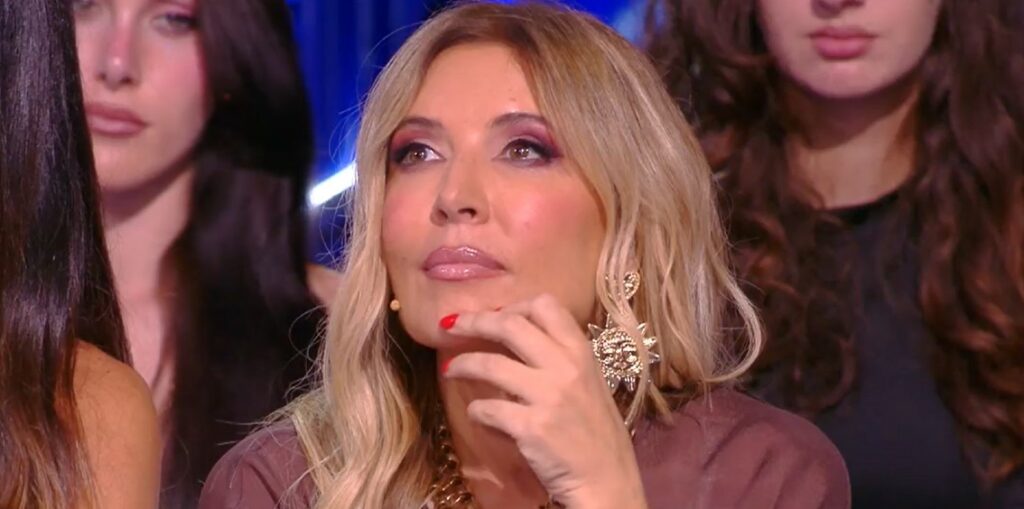 Selvaggia Lucarelli torna all'Isola dei Famosi dopo oltre 20 anni: liti con i concorrenti, selfie con la Fabiani, il look, ecco cos'è successo