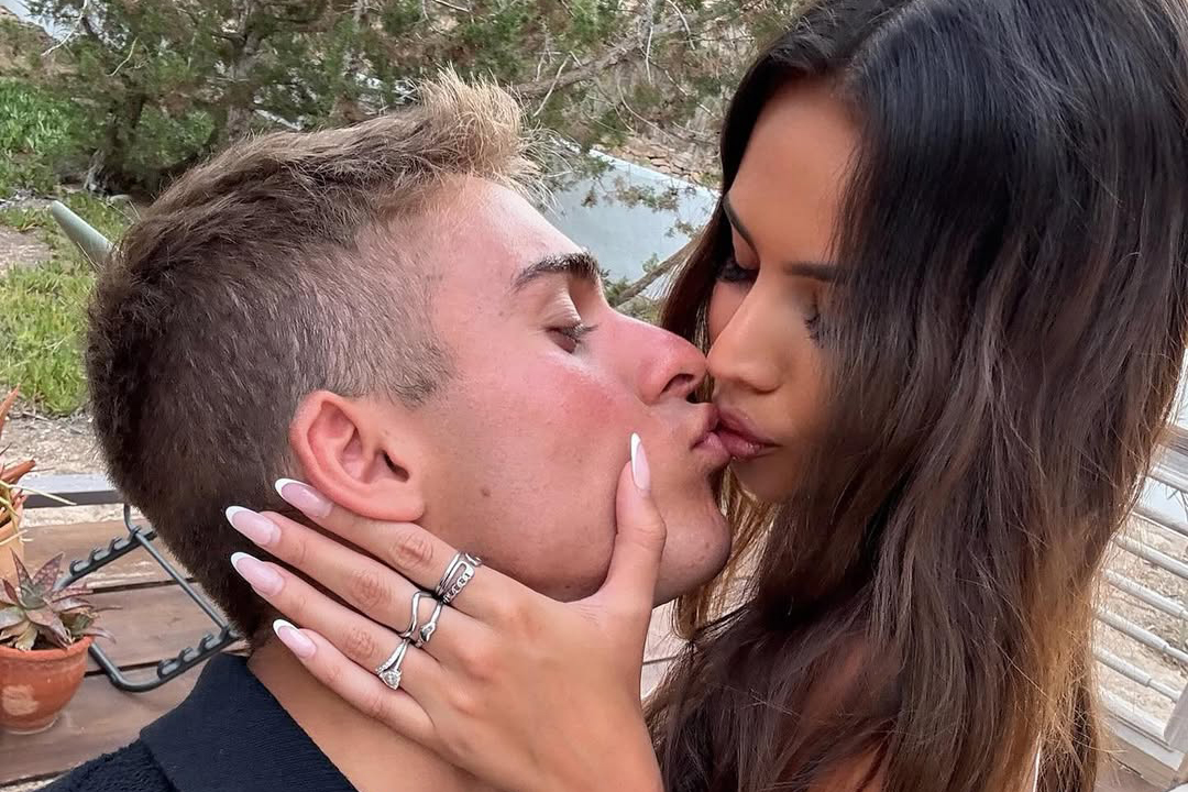 Il 21enne Davide Bonolis, figlio di Paolo, è sempre più preso dalla fidanzata, la giovane influencer Martina Dotti: guarda quanta passione! - Gossip.it | News sul Gossip e VIP