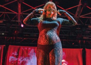 Alessandra Amoroso scatenata sul palco con il pancione