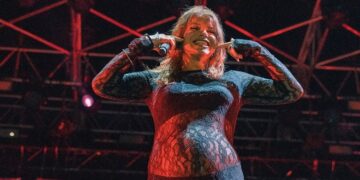 Alessandra Amoroso scatenata sul palco con il pancione