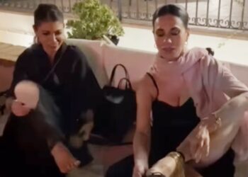 Flora Canto e Rossella Brescia dopo un evento si tolgono i tacchi e si mettono le ciabatte
