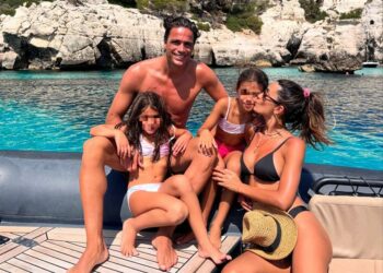 Federica Nargi e Alessandro Matri con le figlie a Minorca