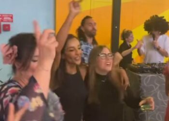 Juliana Moreira balla con la figlia di Antonio Ricci alla festa di Striscia la Notizia