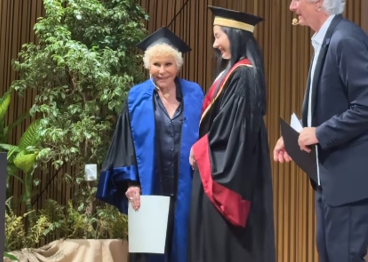 Ornella Vanoni si laurea a 90 anni e l’evento diventa uno show a Milano Ornella Vanoni si laurea a 90 anni e l’evento diventa uno show a Milano