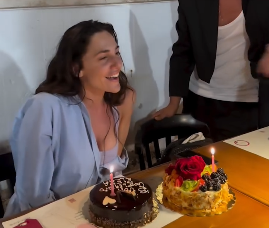 Elena D'Amario festeggia il compleanno con gli amici
